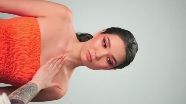 Ντουμπάι Ηαε 2023 Makeup Καλλιτέχνης Εφαρμόζει Θεμέλιο Για Δέρμα Μιας — Αρχείο Βίντεο