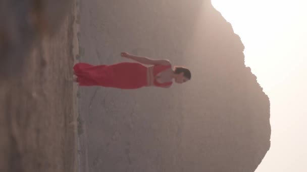 Pionowy Portret Młodej Kobiety Długiej Sukience Spacerującej Boso Pustynnym Piasku — Wideo stockowe