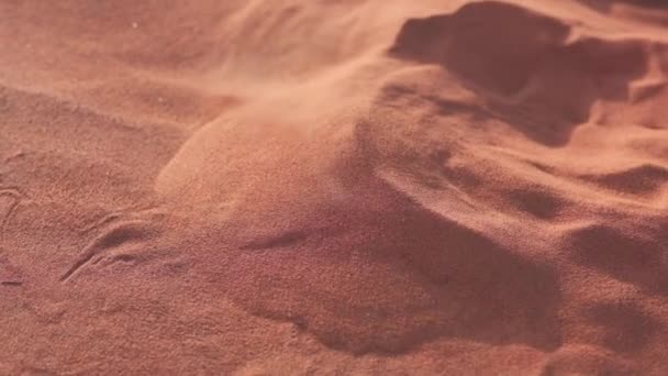 Молода Жінка Довгій Блакитній Сукні Сидить Пустельній Дюні Пропускає Пісок — стокове відео