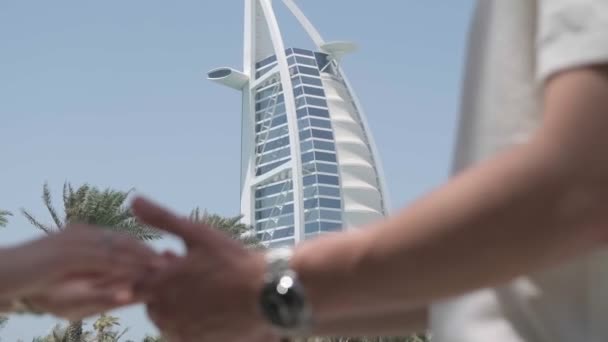 Mężczyzna Kobieta Spotykają Się Bliskimi Tle Drapacza Chmur Dubaju Zwolniony — Wideo stockowe