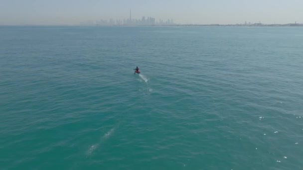 Dron Přeletí Nad Mužem Plujícím Elektrické Fólii Otevřeném Moři Vedle — Stock video