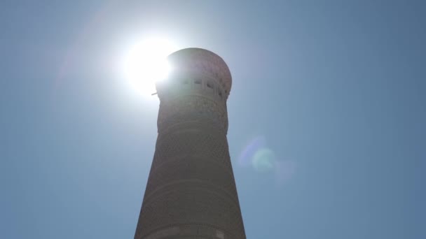Blick Auf Das Antike Minarett Einem Sonnigen Tag Usbekistan — Stockvideo