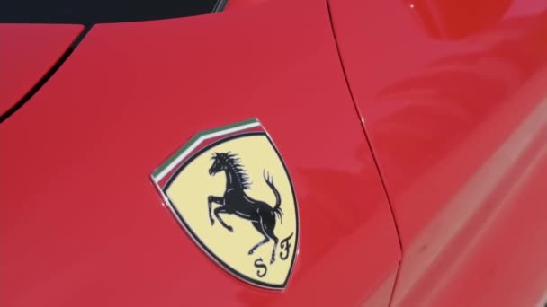 Dubai Zjednoczone Emiraty Arabskie 2018 Zbliżenie Zewnątrz Czerwonego Drogiego Samochodu — Wideo stockowe