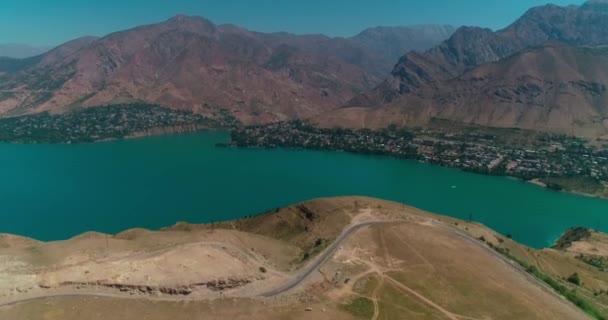 Bulutsuz Bir Günde Bir Drondan Dağlık Bir Göle Kadar Dağlarla — Stok video