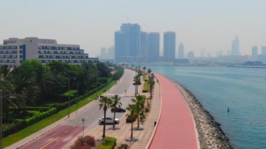 Bir İHA Dubai yakınlarındaki sahil boyunca uçuyor, Birleşik Arap Emirlikleri. Havadan