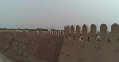 Bir İHA, Talipach Kapısı yakınlarındaki Buhara 'daki bir kalenin eski duvarı boyunca uçuyor. Özbekistan, Hava Görünümü.
