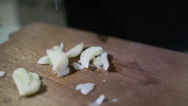 Šéfkuchař Bílých Rukavicích Krájí Nožem Česnek Prkně Zavřít Pomalý Pohyb — Stock video