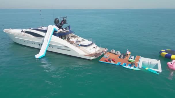 Дубай Оаэ 2023 Беспилотник Летает Вокруг Роскошной Частной Яхты Стоящей — стоковое видео
