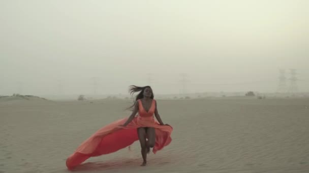 Schitterende Jonge Vrouw Met Lang Haar Die Blootsvoets Woestijnzand Loopt — Stockvideo