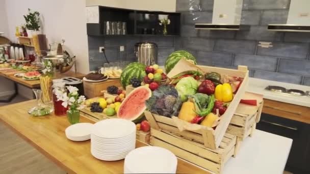 Ontbijtzaal Een Klein Hotel Tafel Geserveerd Met Worstjes Vlees Salades — Stockvideo