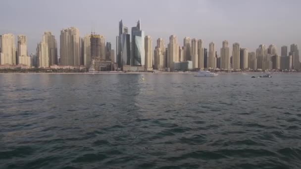 Vue Depuis Yacht Privé Jet Passant Sur Fond Gratte Ciel — Video