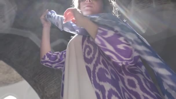 Молода Жінка Узбецькому Яскравому Національному Вбранні Стоїть Променях Сонця Сяє — стокове відео