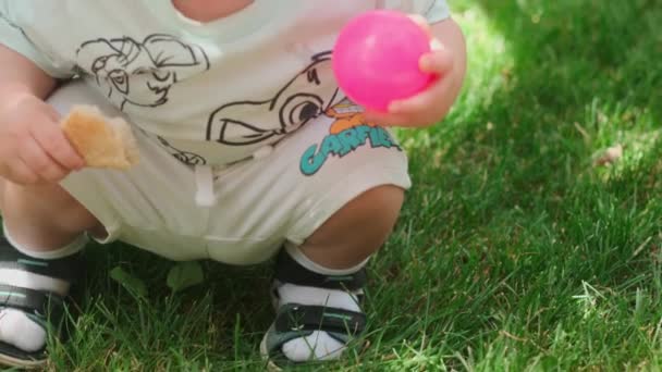 夏の日に草の上を歩いているサンダルの中の小さな男の子の足 スローモーション クローズアップ — ストック動画