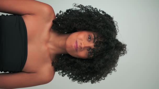 Parlak Makyajlı Genç Bir Kadın Elinde Kozmetik Ürünlerle Gülüyor Seviniyor — Stok video