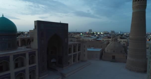 Drone Tersebut Terbang Saat Fajar Atas Bukhara Lama Dan Kompleks — Stok Video