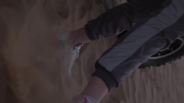 Junge Frau Sportkleidung Steht Neben Kinderwagen Auf Wüstensanddünen Vor Sonnenuntergang — Stockvideo