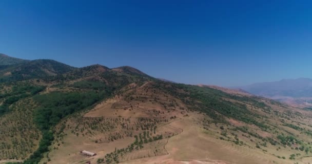 Panorama Drone Lac Montagne Entouré Montagnes Par Une Journée Sans — Video