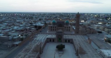 İnsansız hava aracı şafak vakti eski Buhara ve ünlü Kalyan Poi Kalon kompleksi ve Poi Kalon Minaret, Poi Kalan veya Po-i-Kalyan ve Mir Arab Madrasah üzerinde uçar. Hava Görünümü, Özbekistan.