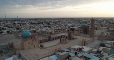 Şafakta eski şehrin ve ünlü anıt kompleksi iKalyan Poi Kalon Kompleksi ve Poi Kalon Minaret n Bukhara 'nın üzerinde bir dron uçar. Hava manzarası, Özbekistan.