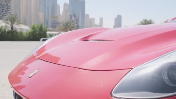 ドバイ Uae 2018 赤い高価なスポーツカーのロゴと名前のクローズアップ スローモーション — ストック動画