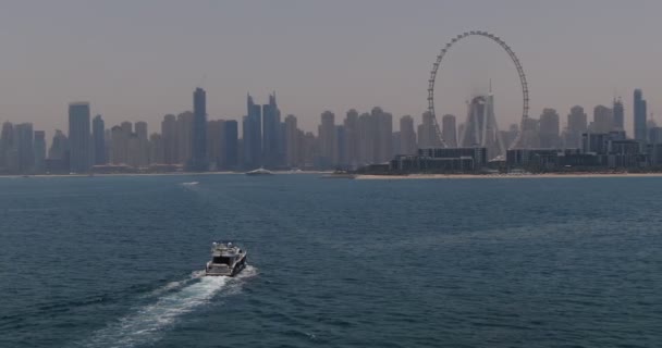 Dron Vuela Barco Privado Navegando Mar Tranquilo Hacia Ciudad Vista — Vídeos de Stock