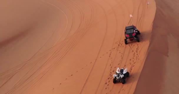無人機は砂漠の砂の上に立つAtvのグループの上を飛ぶ 空中風景 — ストック動画