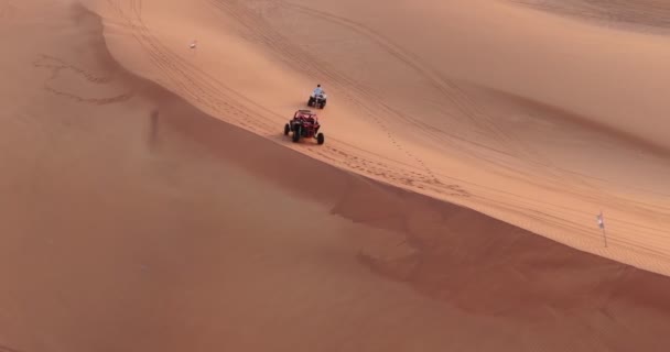 無人機はUaeの砂漠の砂の中でAtv訓練を飛び越えています 空中風景 — ストック動画