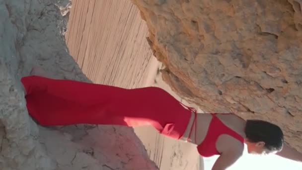 Dron Vuela Junto Una Joven Con Vestido Rojo Pie Sobre — Vídeos de Stock