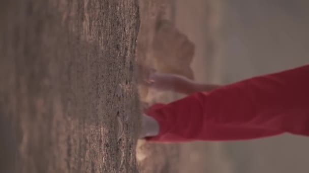 Ноги Молодой Женщины Красном Платье Идущей Босиком Песку Пустыни Фоне — стоковое видео