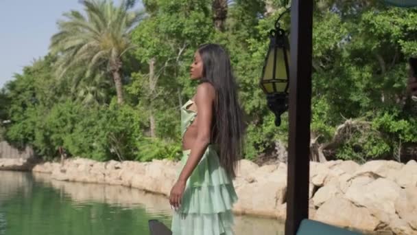 Mulher Interracial Relaxada Vestido Fica Proa Barco Que Passa Por — Vídeo de Stock