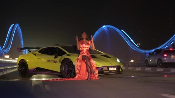 Swarliwa Młoda Kobieta Sukni Wieczorowej Siedząca Sadzy Sportowego Samochodu Oświetlonym — Wideo stockowe