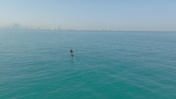Dron Sobrevuela Hombre Navegando Tablero Papel Aluminio Eléctrico Mar Abierto — Vídeos de Stock