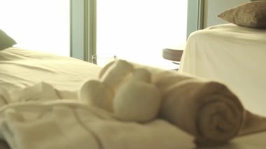 Pahalı bir otelde masaj aksesuarlarıyla masaj koltuğu. Havlu, bornoz, yastık, çarşaf. Ağır çekim, yakın çekim..