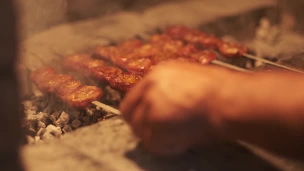 一个男人带着烤肉在烤架上烤的手翻动的绞刑架 慢动作 — 图库视频影像