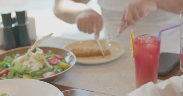 Une Famille Une Table Dans Restaurant Hôtel Luxe Cher Salades — Video