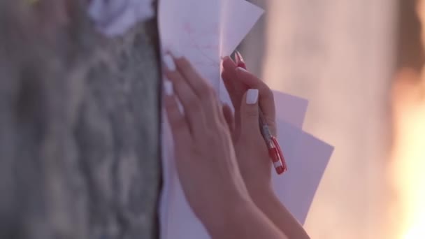 Молодая Женщина Пишет Письмо Листе Бумаги Передает Опухоль Скалы Море — стоковое видео