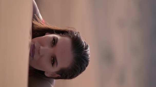 Açık Kırmızı Elbiseli Genç Güzel Bir Kadın Kumulun Kumlarına Uzanıyor — Stok video