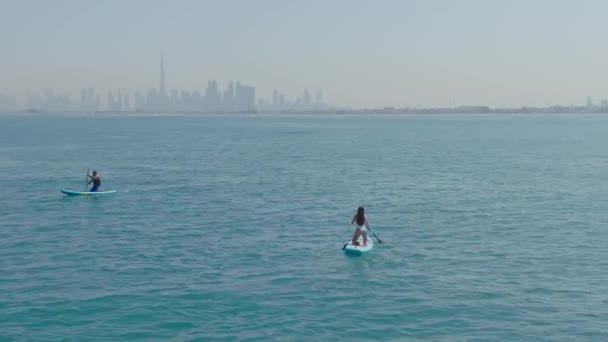 Dubai Emirados Árabes Unidos 2023 Drone Sobrevoa Par Jovens Navegando — Vídeo de Stock