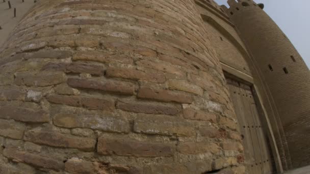 Szeroki Widok Bramę Talibów Przy Starożytnym Murze Twierdzy Bucharze Uzbekistan — Wideo stockowe