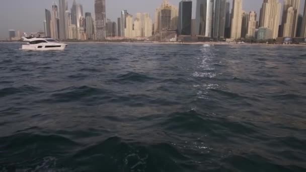 Θέα Από Ένα Ιδιωτικό Γιοτ Ένα Σκάφος Που Πλέει Στη — Αρχείο Βίντεο