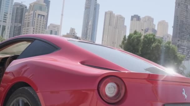 Червоний Дорогий Спортивний Автомобіль Стоїть Піску Набережній Тлі Хмарочосів Дубай — стокове відео