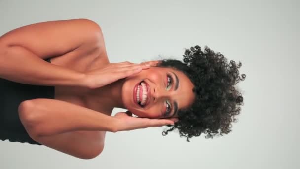 Вертикальний Портрет Молодої Усміхненої Моделі Кучерявим Волоссям Афро Стилі Яскравим — стокове відео