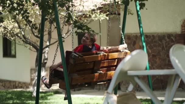 Eine Erwachsene Frau Schaukelt Auf Einer Schaukel Hof Ihres Hauses — Stockvideo