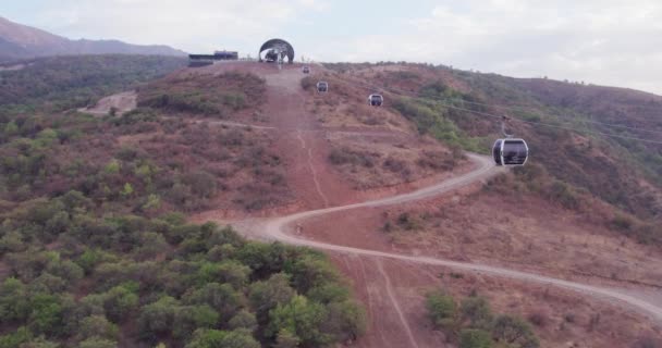 Dron Vuela Junto Las Cabañas Del Funicular Las Montañas Junto — Vídeo de stock