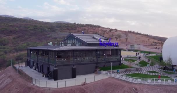 Die Drohne Umfliegt Die Bergstation Der Seilbahn Mit Einem Restaurant — Stockvideo