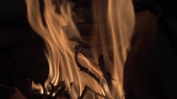 Ночью Старом Здании Арабском Стиле Горит Огонь Сухих Ветвей Медленное — стоковое видео