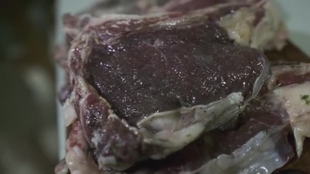 Roh Geschnittenes Fleisch Für Steaks Auf Einem Schneidebrett Der Küche — Stockvideo