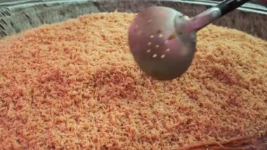 Şef slotlu kaşıkla büyük bir kazanda pilav pişirir. Yavaş Hareket.