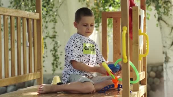 Egy Tinédzser Játszótéren Kilő Egy Légrakétát Lassú Mozgás — Stock videók
