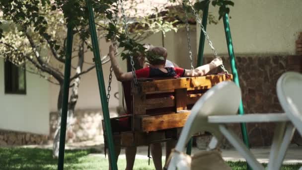 Evinin Yanındaki Bahçede Salıncakta Sallanan Küçük Bir Kızı Olan Yetişkin — Stok video